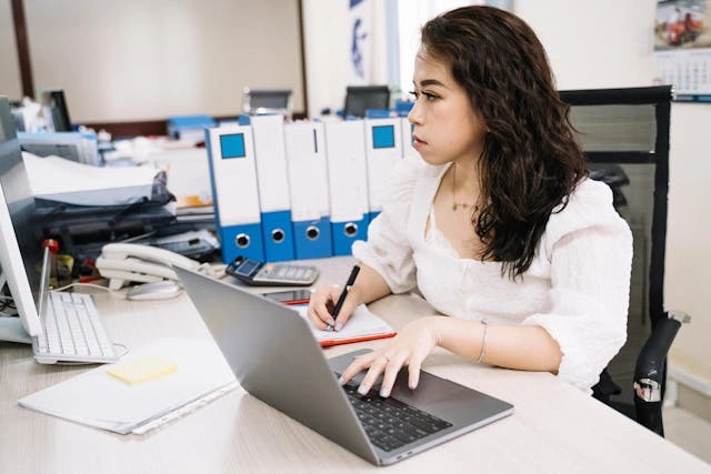 Tips Menjadi Profesional di Administrasi Perkantoran